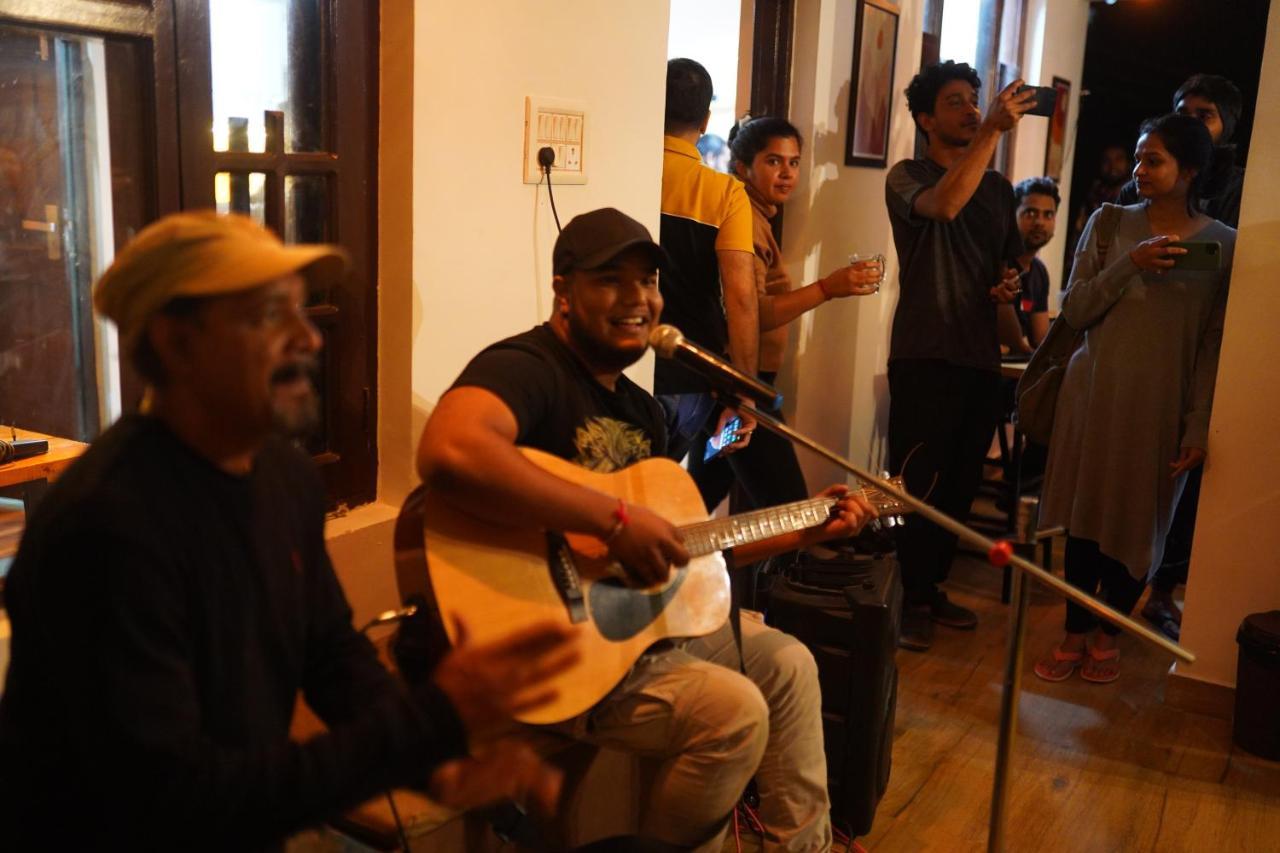 Young Monk Hostel & Cafe Dharamkot マクロード・ガンジ エクステリア 写真