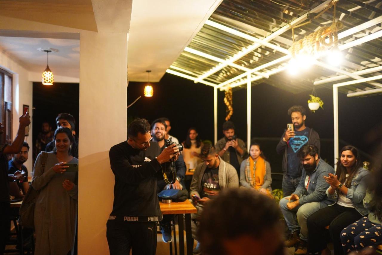 Young Monk Hostel & Cafe Dharamkot マクロード・ガンジ エクステリア 写真