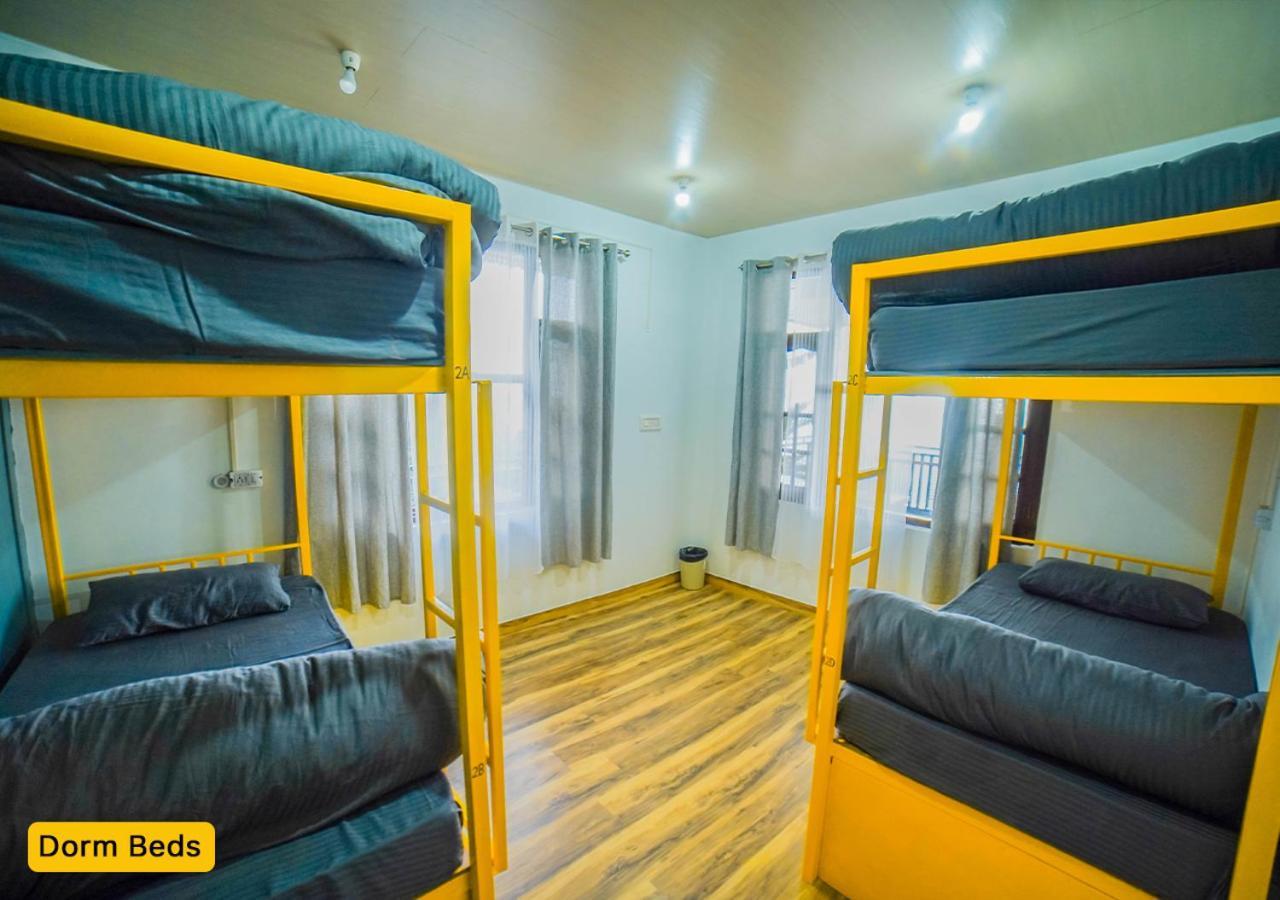 Young Monk Hostel & Cafe Dharamkot マクロード・ガンジ エクステリア 写真