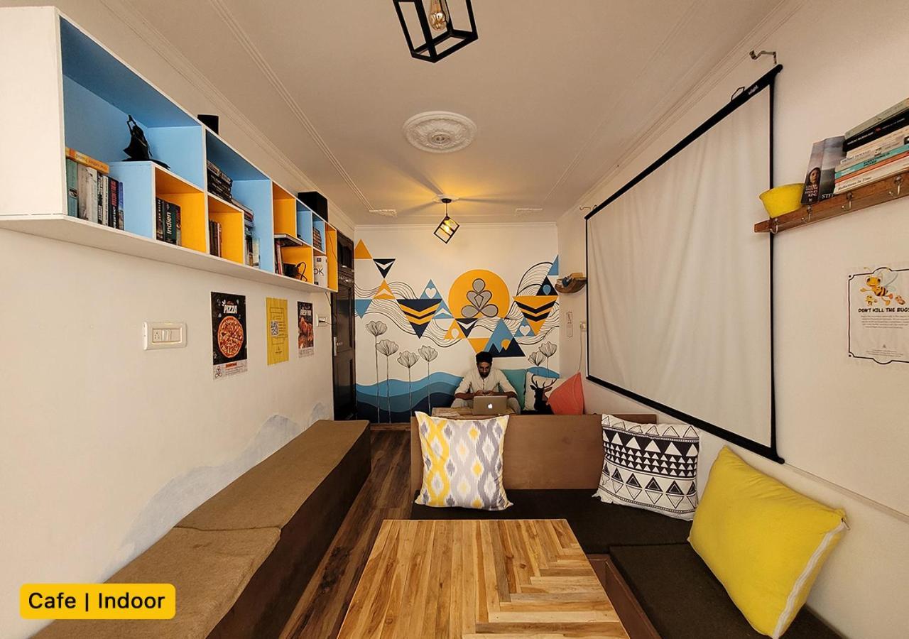Young Monk Hostel & Cafe Dharamkot マクロード・ガンジ エクステリア 写真