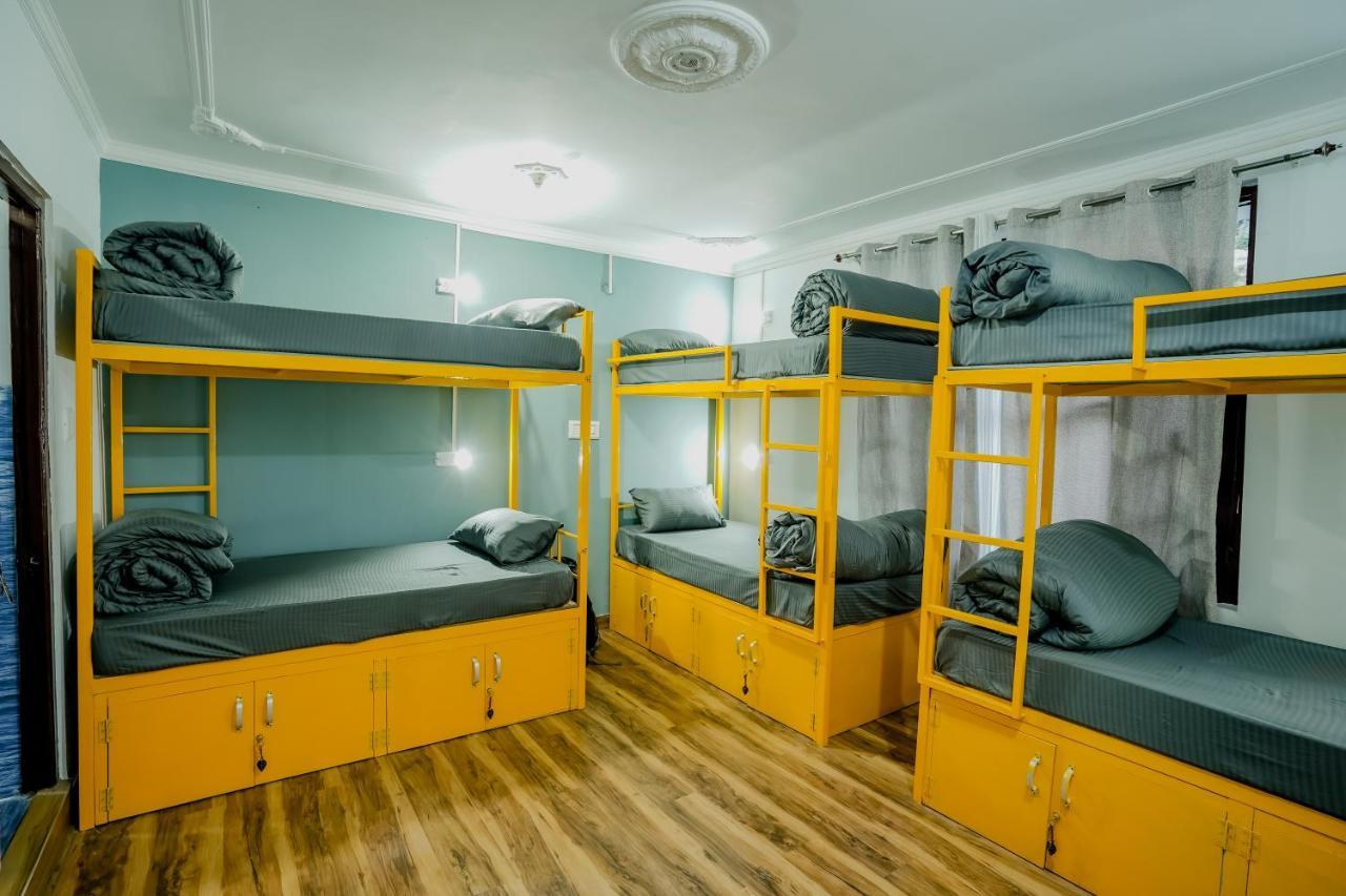 Young Monk Hostel & Cafe Dharamkot マクロード・ガンジ エクステリア 写真