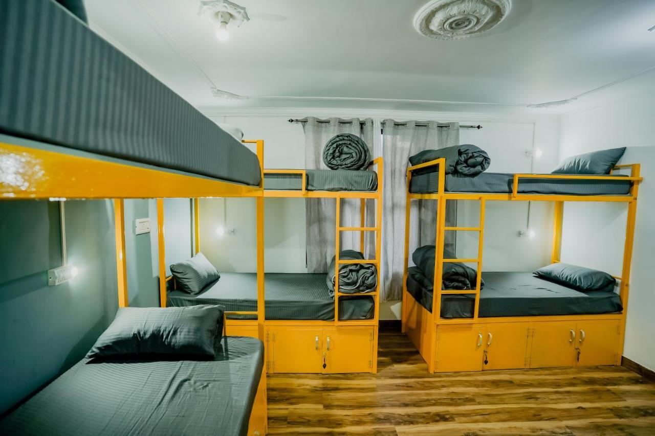 Young Monk Hostel & Cafe Dharamkot マクロード・ガンジ エクステリア 写真