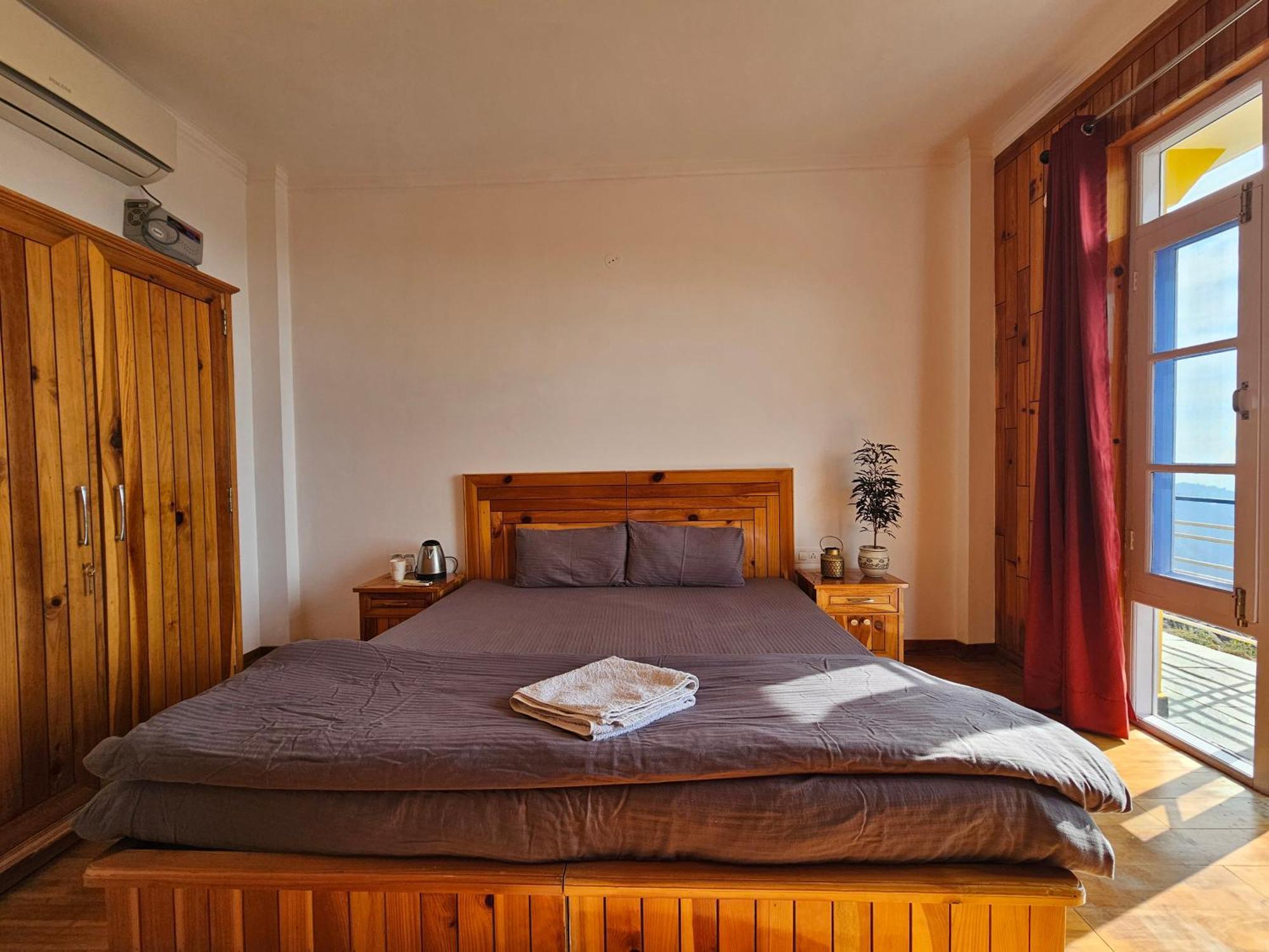 Young Monk Hostel & Cafe Dharamkot マクロード・ガンジ エクステリア 写真
