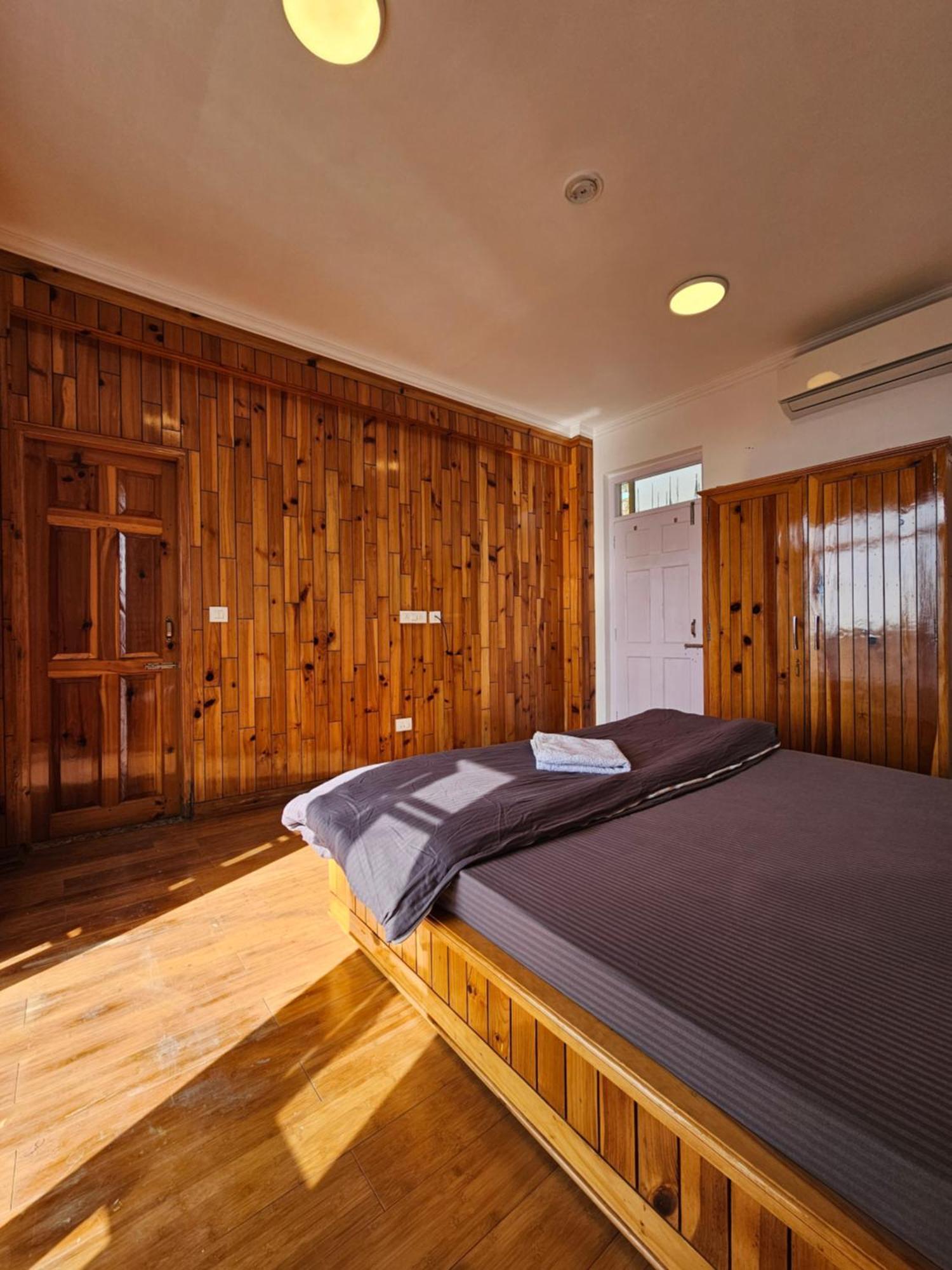 Young Monk Hostel & Cafe Dharamkot マクロード・ガンジ エクステリア 写真
