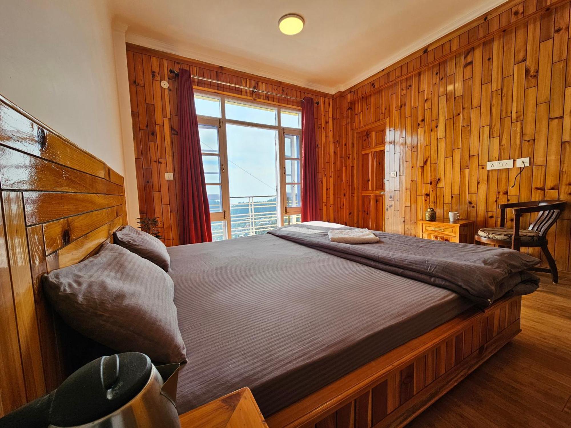 Young Monk Hostel & Cafe Dharamkot マクロード・ガンジ エクステリア 写真