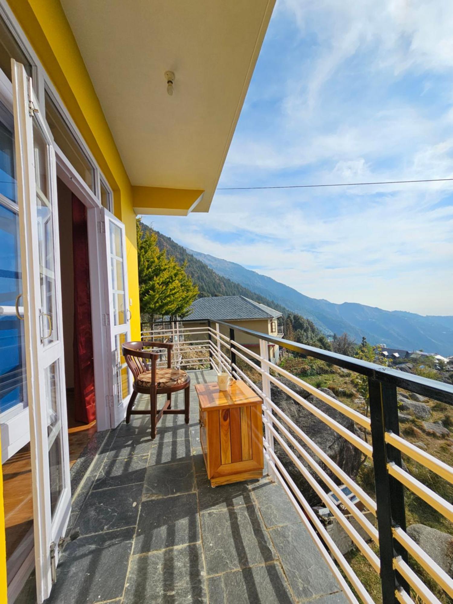 Young Monk Hostel & Cafe Dharamkot マクロード・ガンジ エクステリア 写真