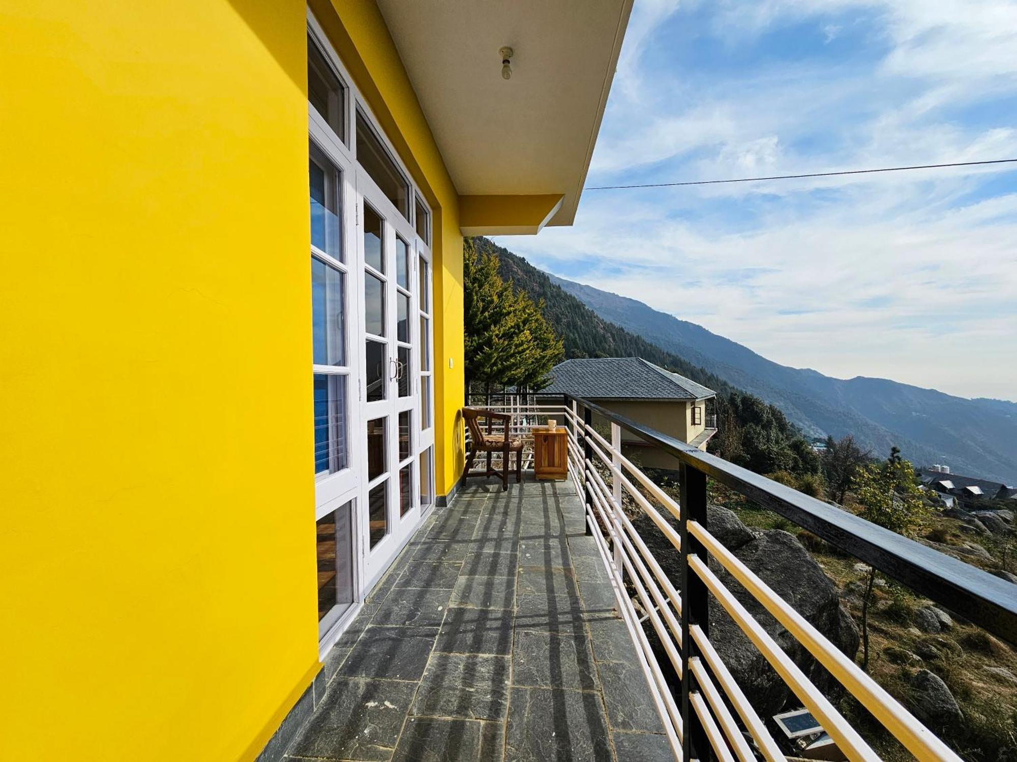 Young Monk Hostel & Cafe Dharamkot マクロード・ガンジ エクステリア 写真