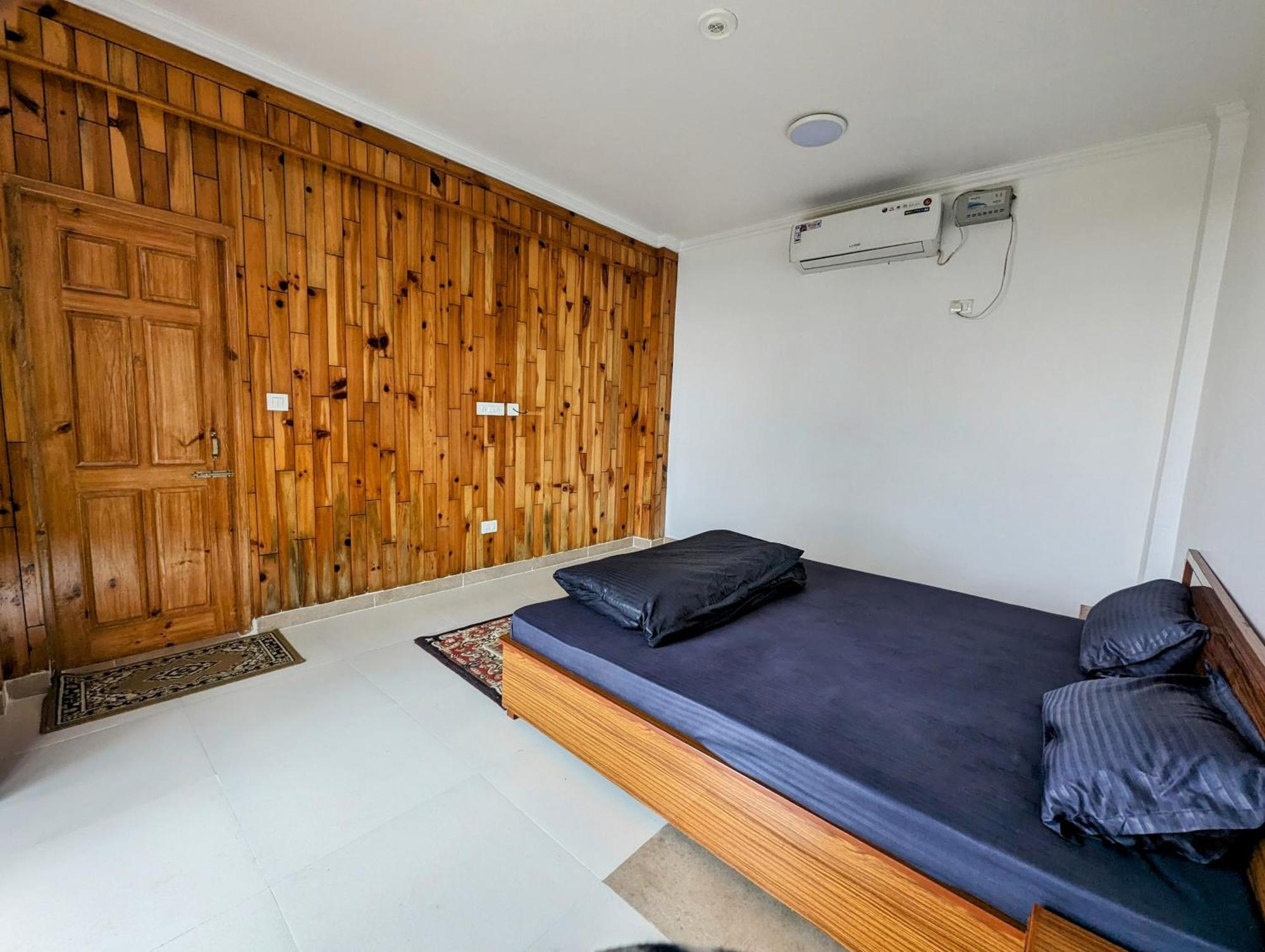 Young Monk Hostel & Cafe Dharamkot マクロード・ガンジ エクステリア 写真
