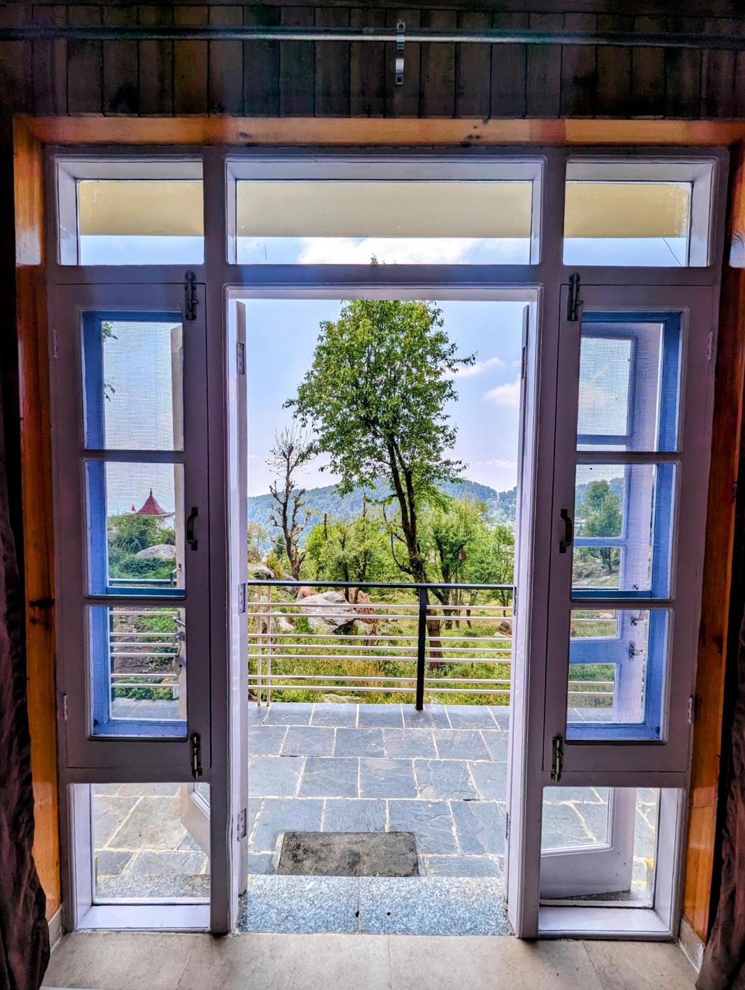 Young Monk Hostel & Cafe Dharamkot マクロード・ガンジ エクステリア 写真