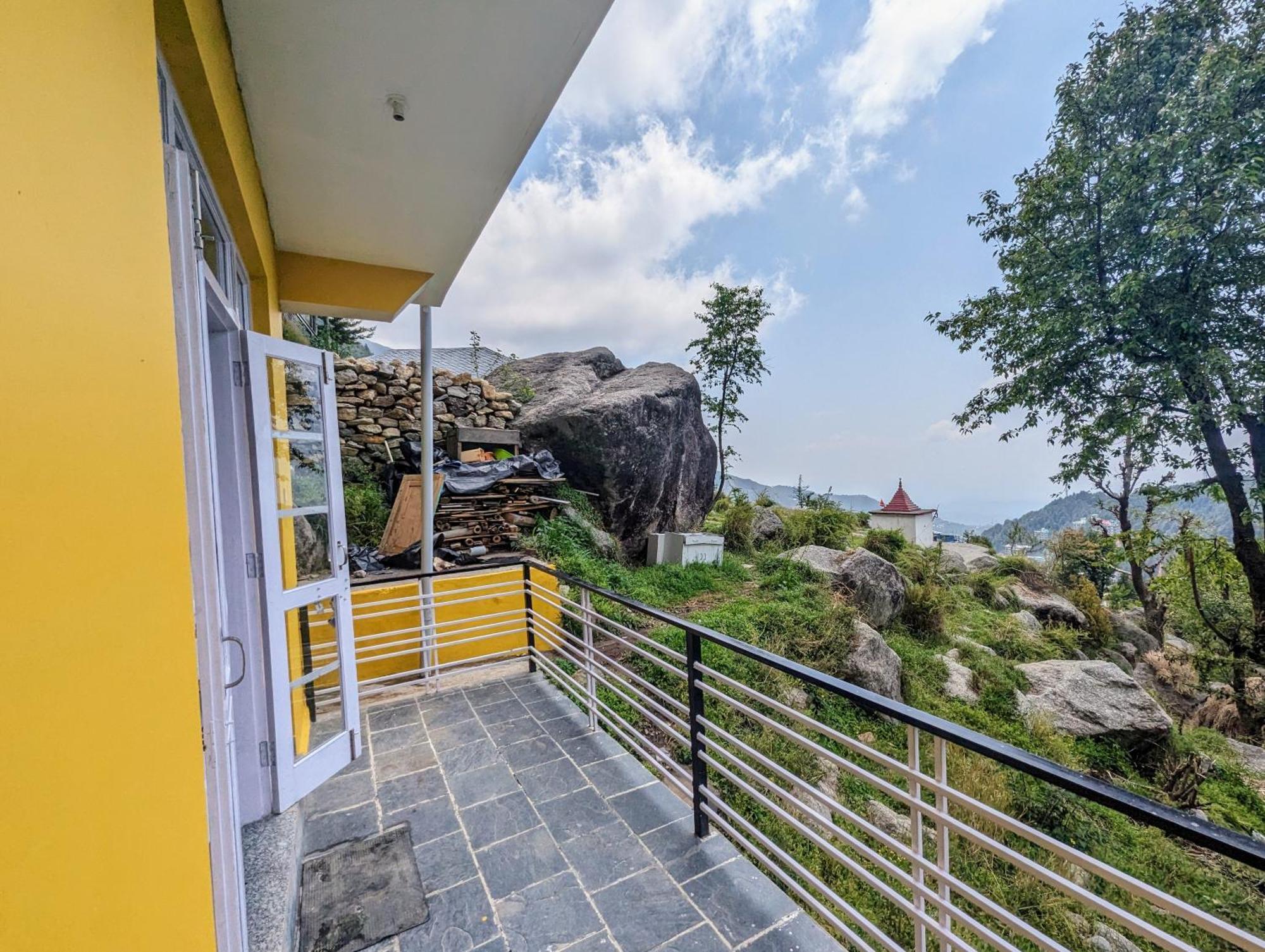 Young Monk Hostel & Cafe Dharamkot マクロード・ガンジ エクステリア 写真